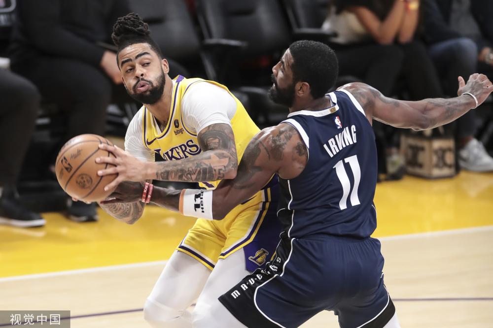 她凭借其 她凭借其